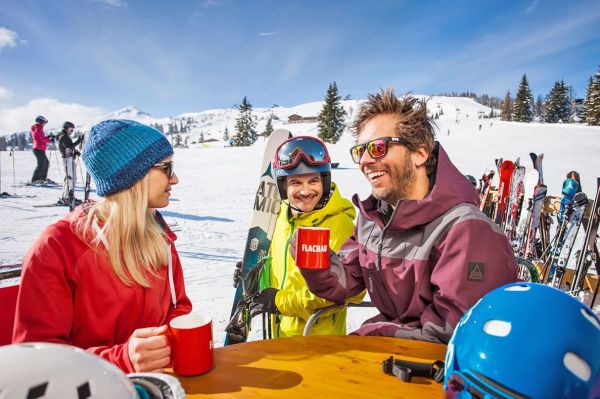 Erleben Sie einen traumhaften Urlaubstag auf den perfekten Pisten in Flachau und bei einer zünftigen Einkehr auf einer Skihütte