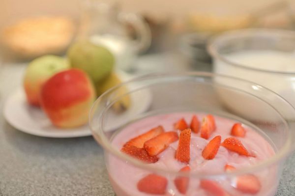 Frisch zubereitetes Joghurt mit Früchten