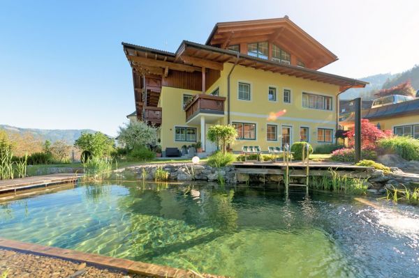Blick über den Schwimmteich zum Haus