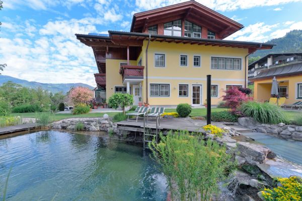 Steganlage über den Teich zur Gartenlaube