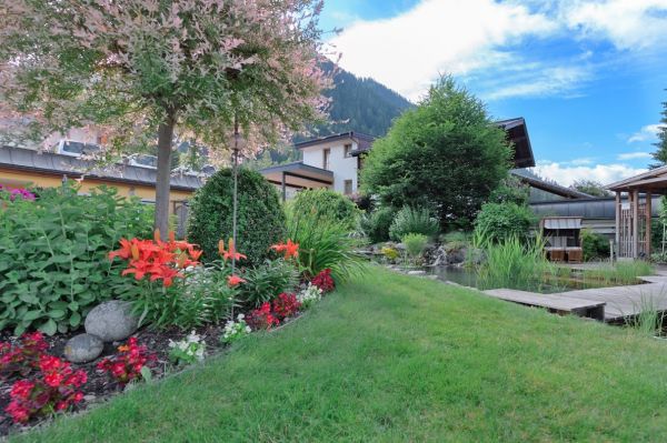 Wunderschöne Gartenanlage mit Blumenschmuck
