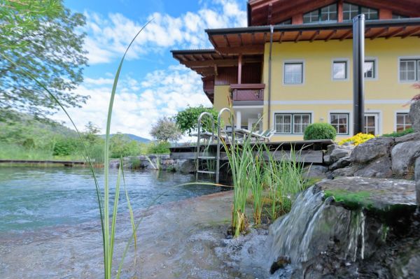 Kleiner Wasserfall im Schwimmteich