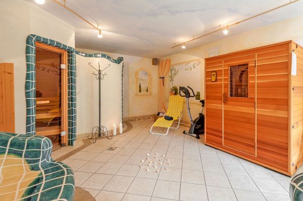 Wellness-Bereich mit Finnischer Sauna, Infrarot-Kabine, W&auml;rmeb&auml;nke, Ruhebereich und Fitnessbike
