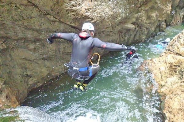 Ein Sprung ins kühle Nass beim Canyoning